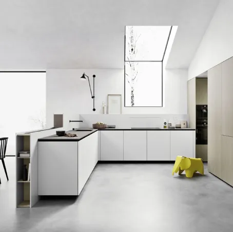 Cucina Moderna angolare in laccato opaco Artico con top in laminam Piasentina Grigia Fiammata di Meson's Cucine