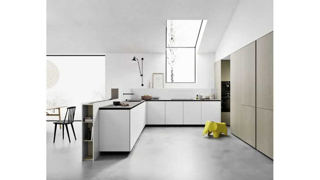 Cucina Moderna angolare in laccato opaco Artico con top in laminam Piasentina Grigia Fiammata di Meson's Cucine